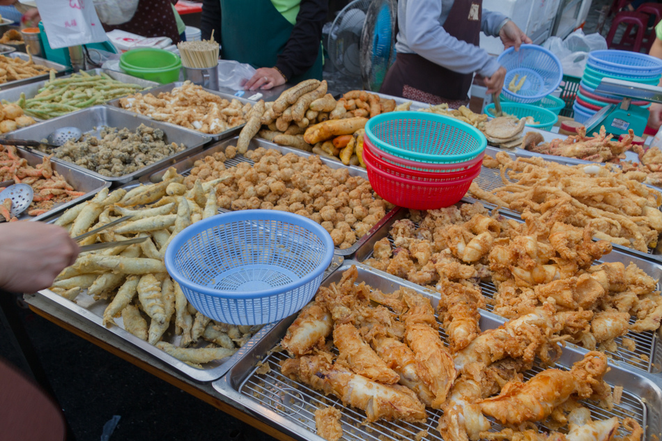 蚵仔寮港觀光魚市