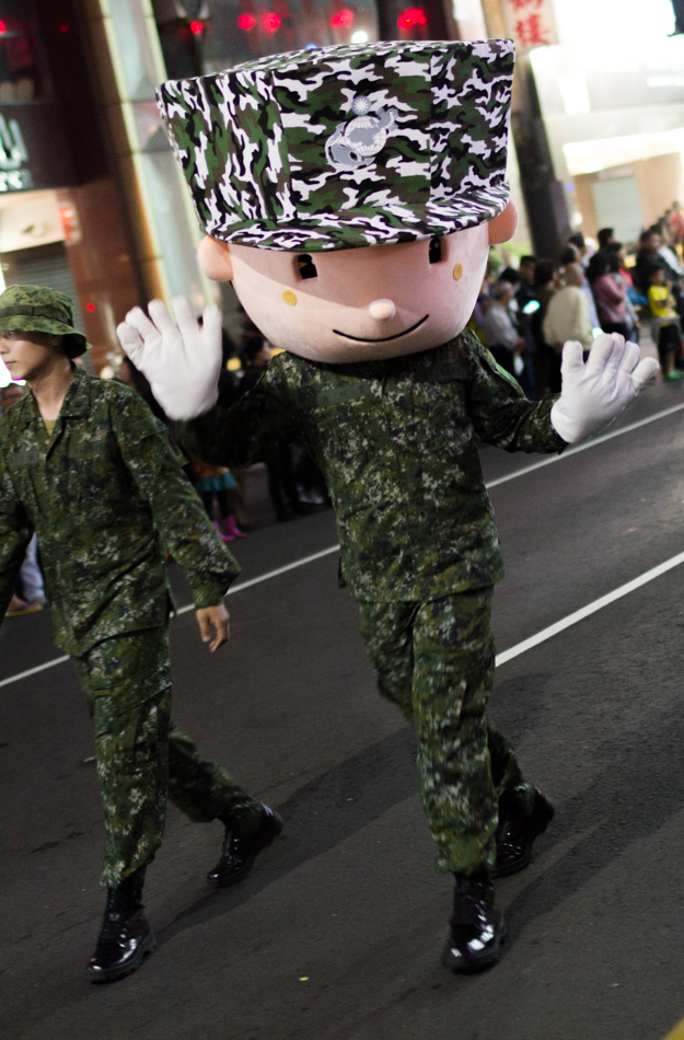 高雄燈會萬人踩街去