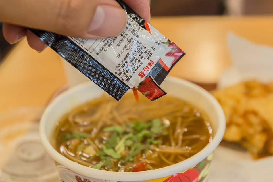 丹丹漢堡2015年版菜單 丹丹漢堡2015年版菜單,附辣椒醬的炸雞點展示