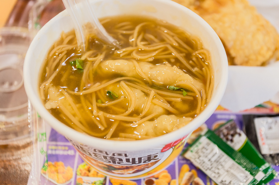 丹丹漢堡2015年版菜單 丹丹漢堡2015年版菜單,展示肉羹與略粗麵條口感