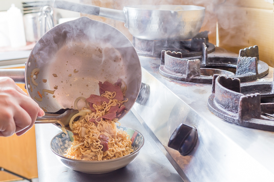 高雄美食/凹子底美食/熱河街美食/吉林夜市美食-阿彬炒麵屋 高雄美食/凹子底美食/熱河街美食/吉林夜市美食-阿彬炒麵屋