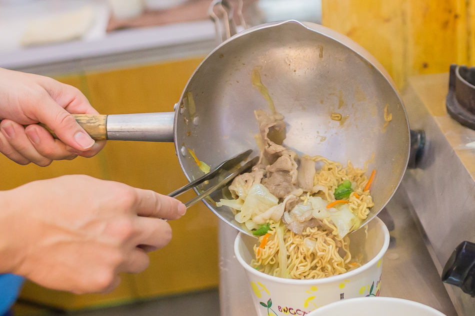 高雄美食/凹子底美食/熱河街美食/吉林夜市美食-阿彬炒麵屋