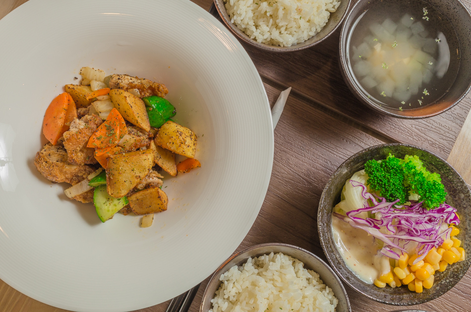 屏東美食 - 玩派莊園異國鄉村料理 - 黑胡椒馬鈴薯炸雞腿(320元)