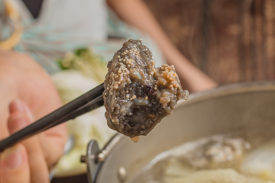 墨魚漿裡面還有墨魚肉，外面用蝦卵妝點的更美味。