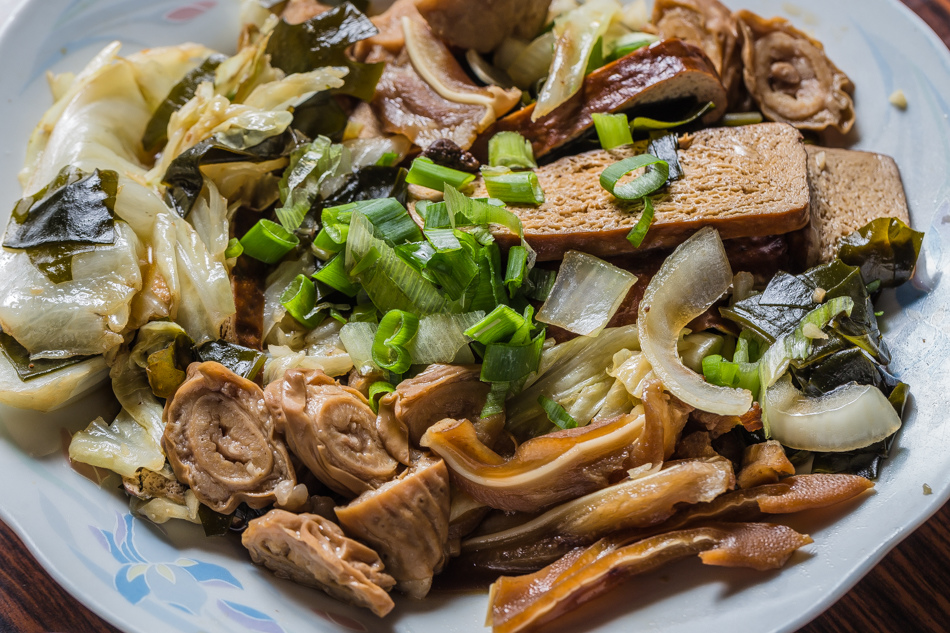 高雄美食 - 光華夜市豬小弟滷味