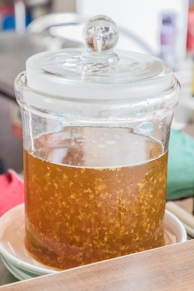 175A0759.jpg 泉捌月店內環境與甜點展示,展現創意與古早風味