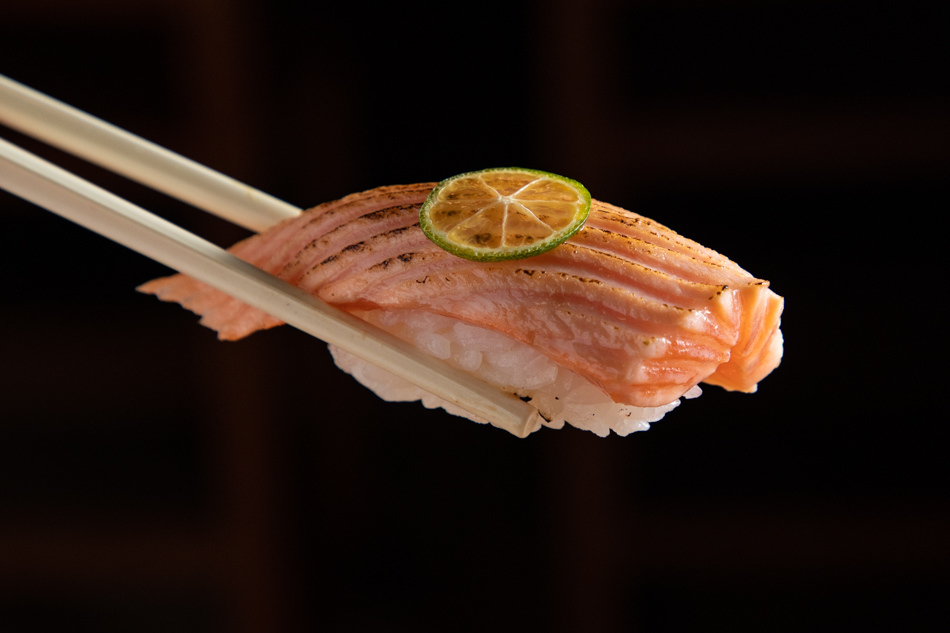 炙燒鮭魚肚握壽司。