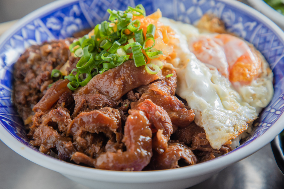 牛肉雙響飯(150元)，是牛肉燥與牛筋的部位組合，再配上一顆半熟蛋，撒上蔥花。