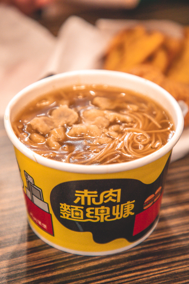 丹丹漢堡肉跟飯套餐，展示內含肉羹與泡麵體組合