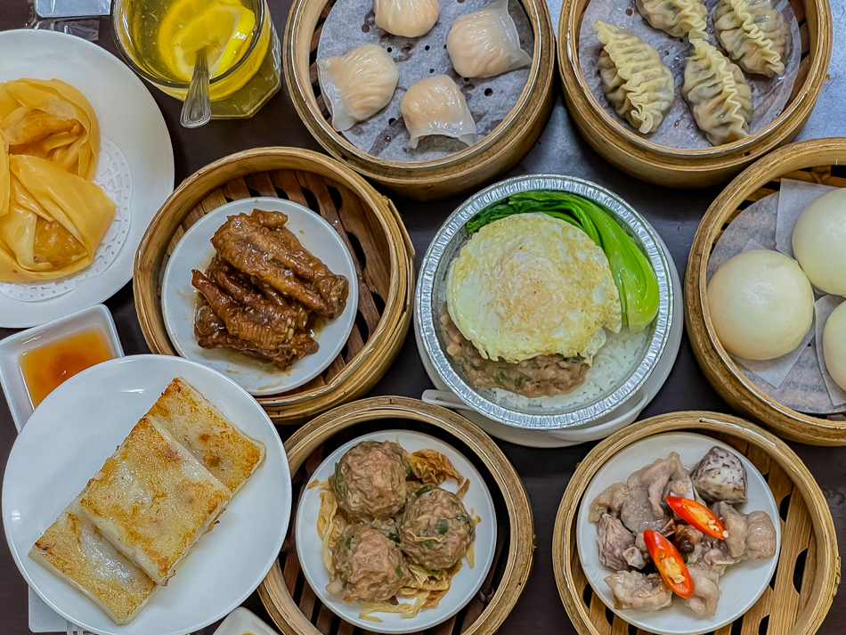 港味高師傅港式點心專賣店展示正宗港式點心，如蝦餃、燒賣及叉燒包，傳承傳統風味