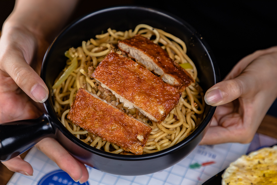 鐵板雞排炒麵(55元) 鐵板雞排炒麵(55元)