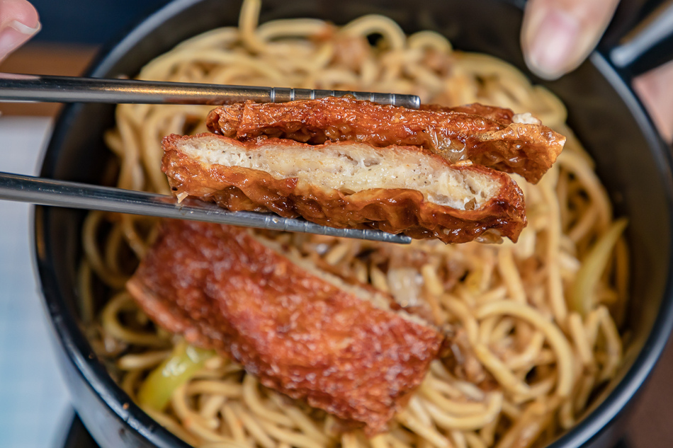 鐵板雞排炒麵(55元) 鐵板雞排炒麵(55元)