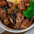 『米飯聯合國』系列的台式三杯雞飯（129元）