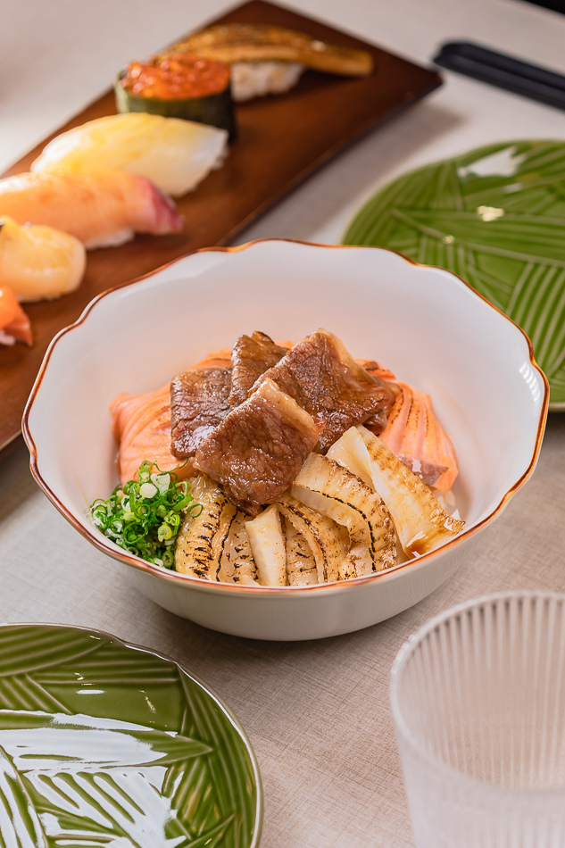 醬牛鮭比丼