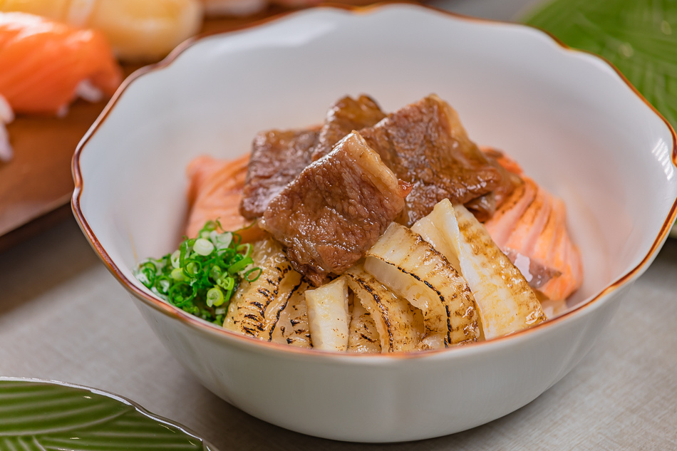 炙燒星鰻鮭魚比目魚鰭邊肉丼(360元)