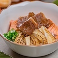 炙燒星鰻鮭魚比目魚鰭邊肉丼(360元)
