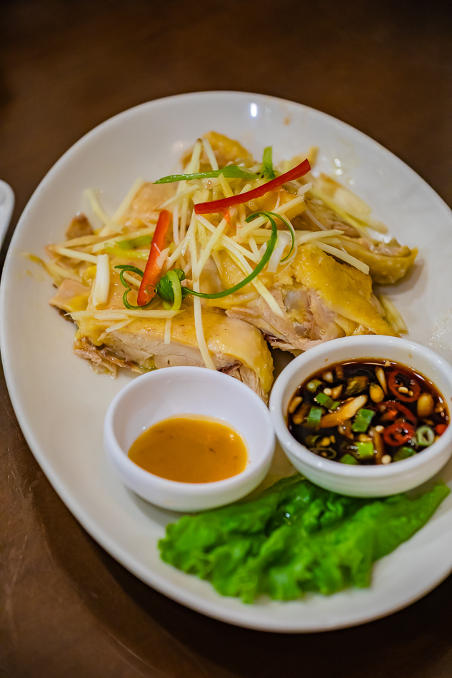 白斬土雞肉質鮮甜，搭配特製檸檬風味沾醬，完美詮釋台灣土雞原味。