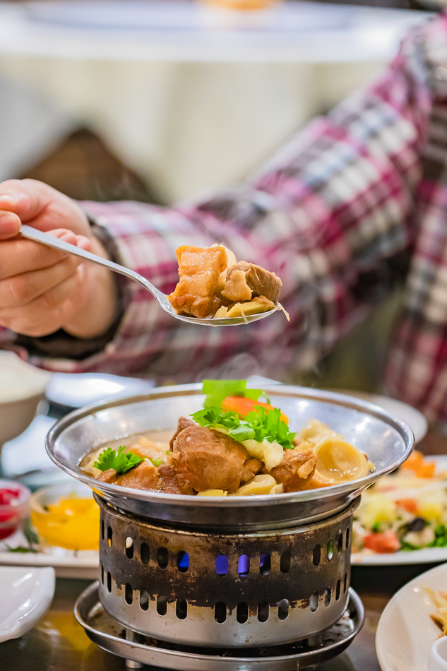 蔗筍東坡肉剖面近照，筍香與滷肉完美交融。