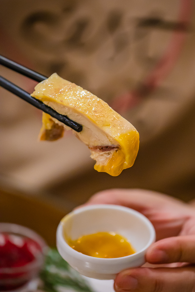 白斬土雞近拍，肉質細緻Q彈，推薦沾一點香檬醬一起入口。