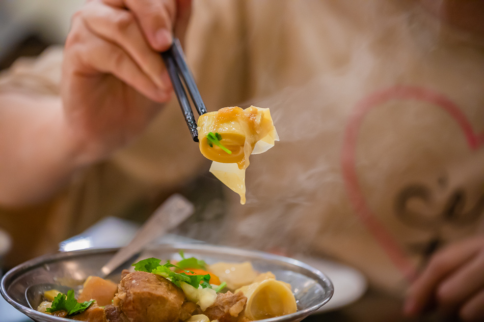 蔗筍東坡肉擺盤細緻，滷肉油亮誘人，令人垂涎三尺。