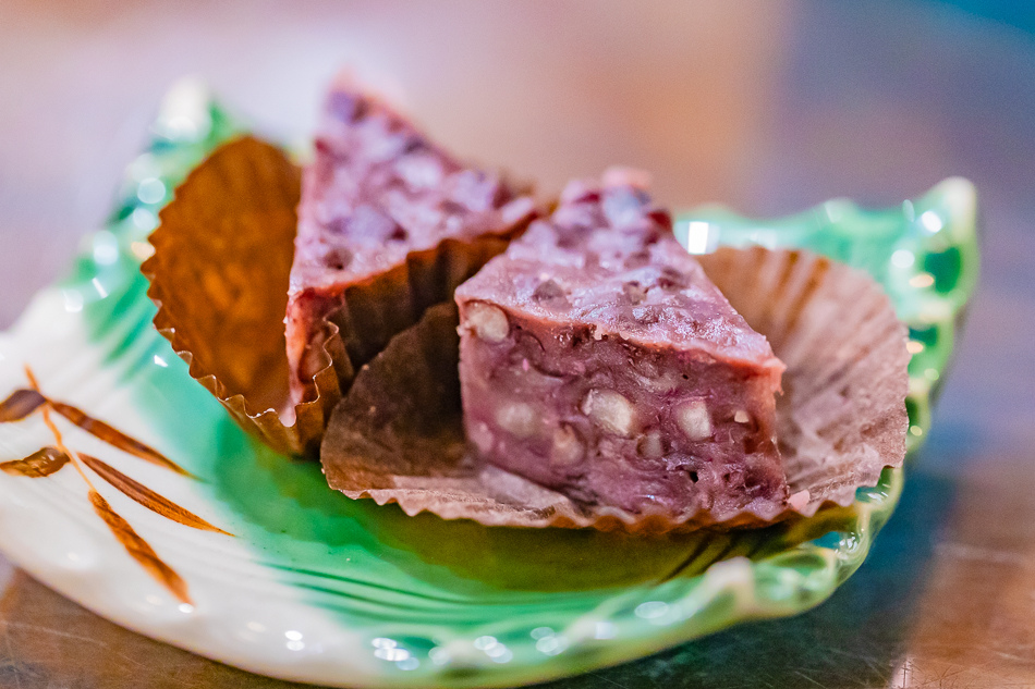 手作紅豆糕內餡飽滿、甜度適中，是完美的餐後甜點。