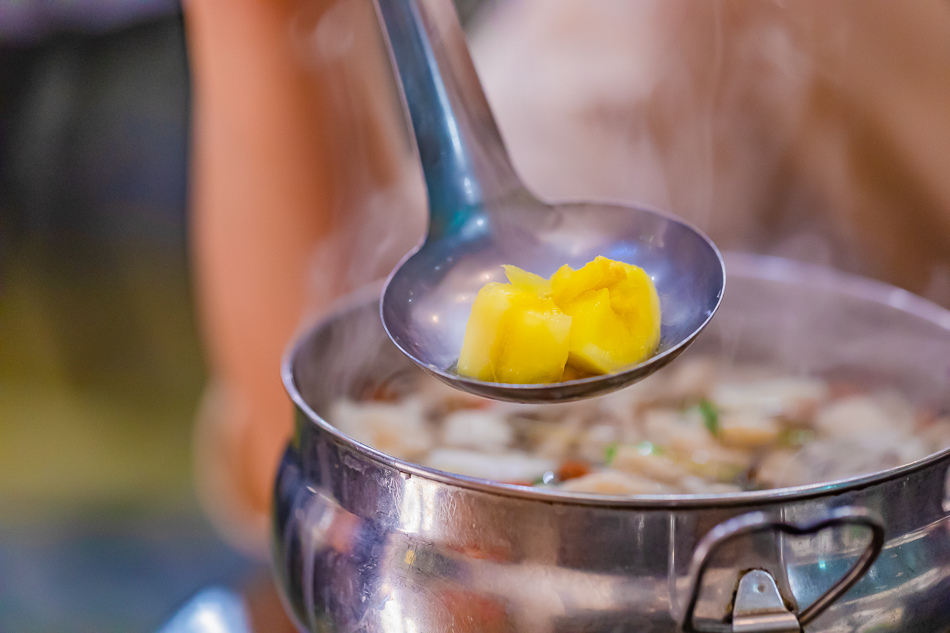 山藥切片入湯，提升湯品的滑順口感與營養價值。