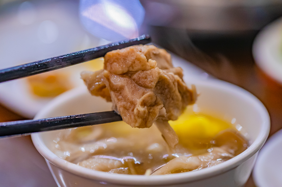 排骨在湯裡增添肉香與口感，是套餐裡的小驚喜。