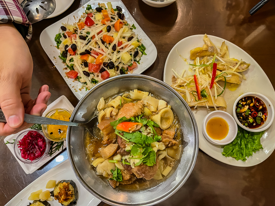 阿香廚房2人套餐菜色包含開胃小菜、櫻花蝦小米粽、蔗筍東坡肉、白斬土雞等多道精緻料理。