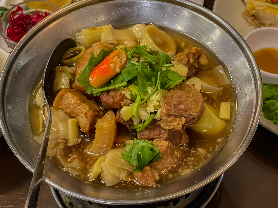 蔗筍與東坡肉結合，甘蔗筍細嫩吸飽滷汁，豬肉香氣濃郁層次分明，是店家招牌之一。