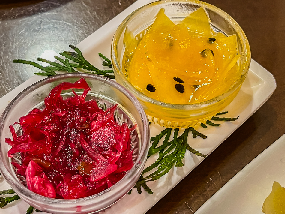 開胃小菜有青木瓜百香果和紫蘇梅高麗菜，口感爽脆、酸甜可口，特別適合夏天開胃。