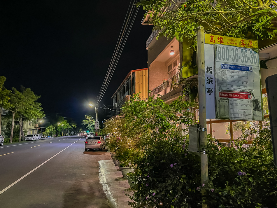 阿香廚房位於美濃舊茶亭公車站牌旁，地點便利，是在地人與旅客都容易抵達的美食餐廳。