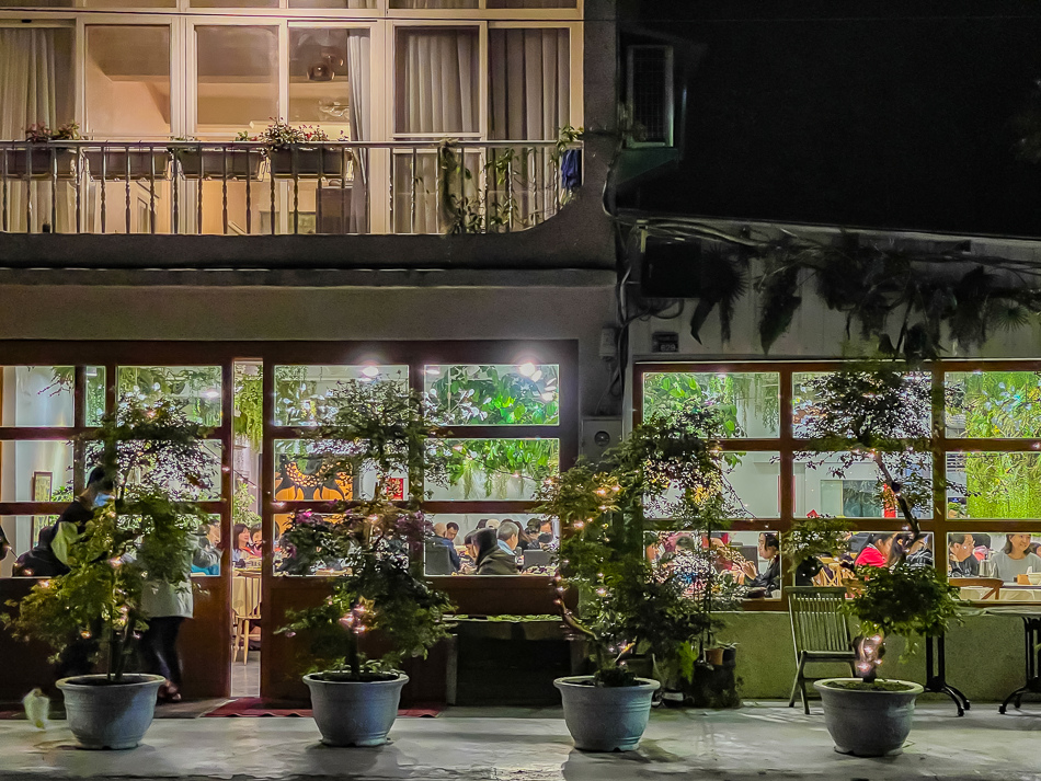 夜色下阿香廚房外觀，依然充滿溫暖氛圍，吸引人下車一探究竟。