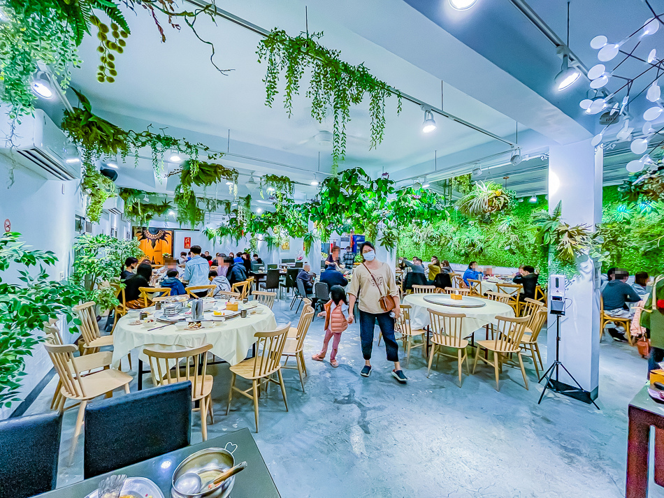店內裝潢充滿真真假假的植物，帶來山林野趣氛圍，是原住民與中式料理結合的代表空間。