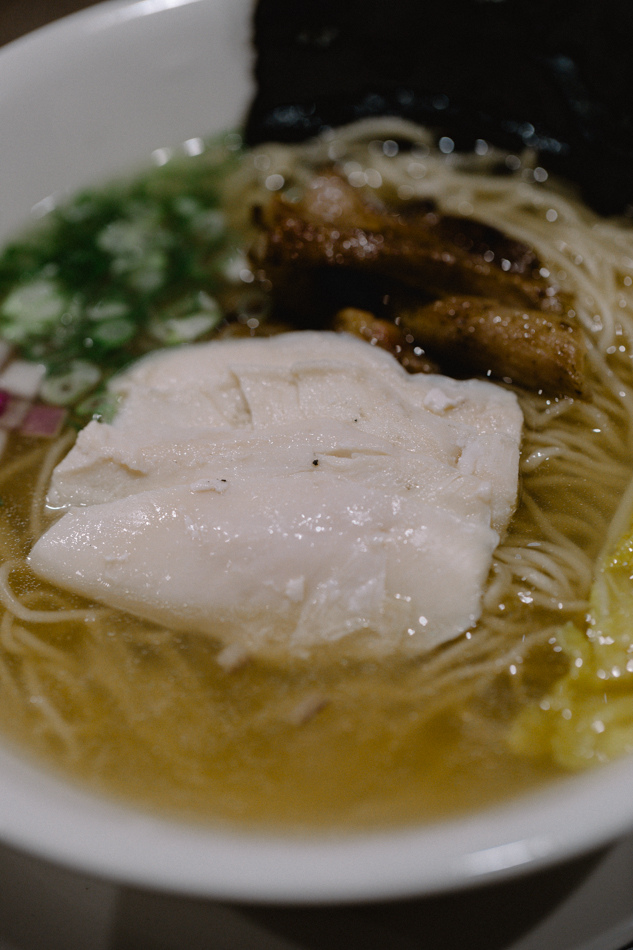 拉麵碗內雙倍肉特寫，叉燒與雞胸肉數量加倍，滿足肉食愛好者