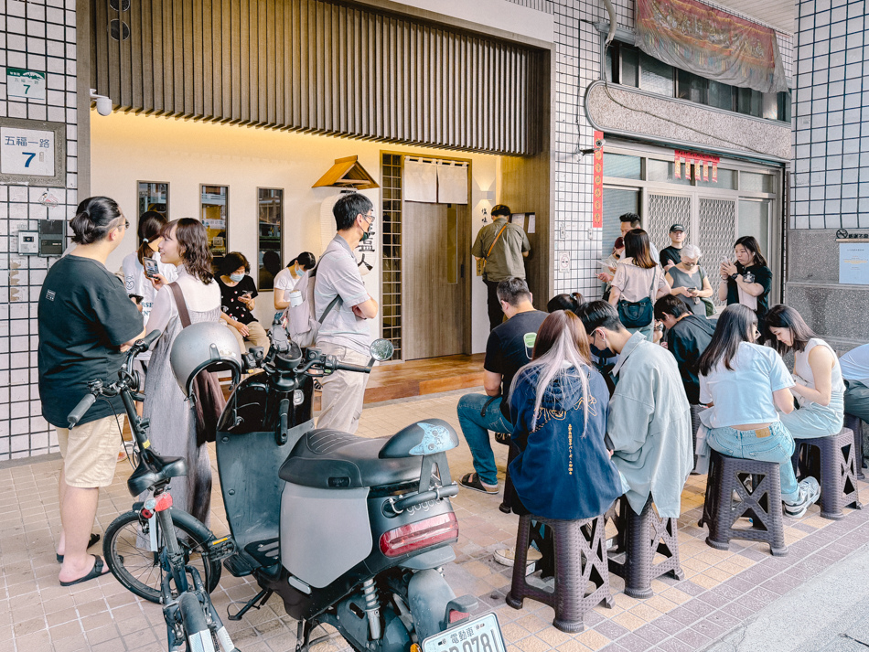 長生塩人拉麵高雄分店外觀，展示明亮招牌與街邊門面
