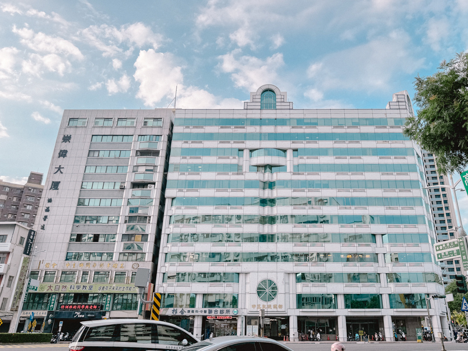 等待期間拍攝對街大樓全景，展示店鋪周邊的市區建築風貌