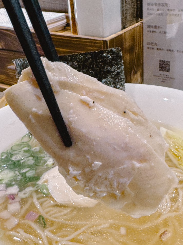 雙倍肉拉麵特寫，包含四片炙燒叉燒與四片舒肥雞胸肉