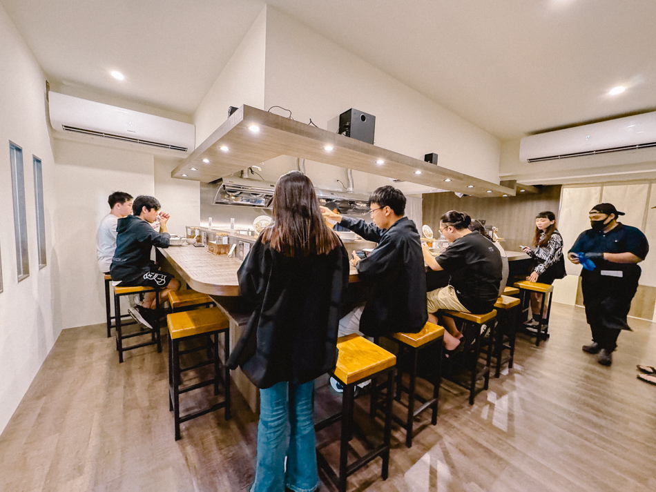 店內L型吧台式座位區，共有11個吧台座位，可近距離觀看料理製作