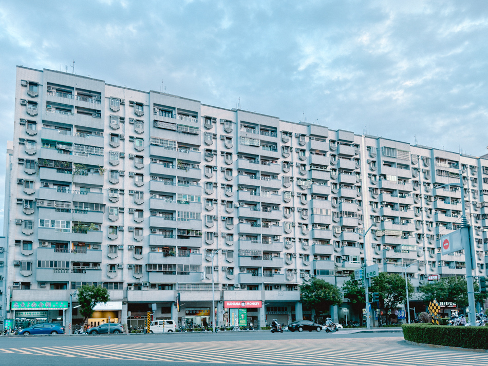 長生塩人拉麵店外環境，門口有機車停車格，位於輕軌凱旋公園站附近