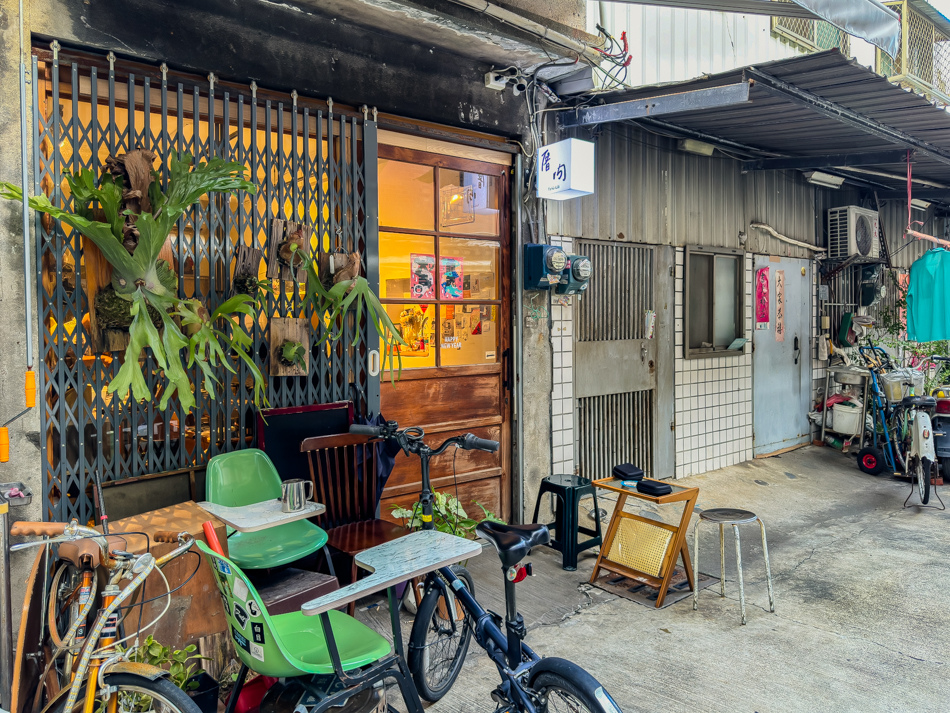 厝內tshù-lāi咖啡廳 - 寵物友善復古風格咖啡廳 厝內tshù-lāi咖啡廳外觀,融合古宅風情與寵物友善環境,是可擼貓好去處