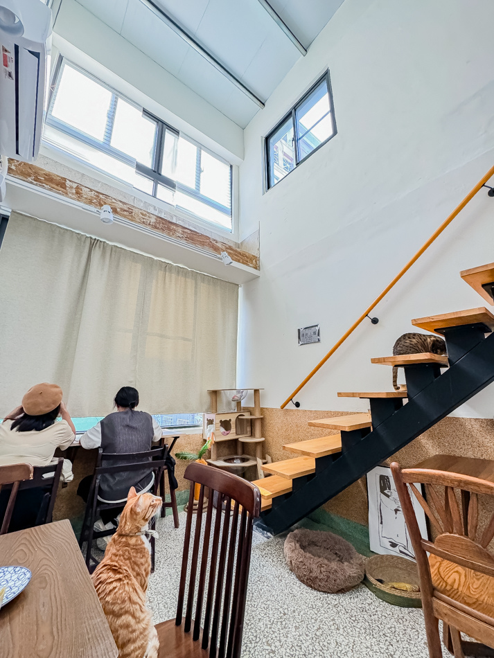 厝內tshù-lāi咖啡廳內部座位區，展示溫馨舒適的休憩環境