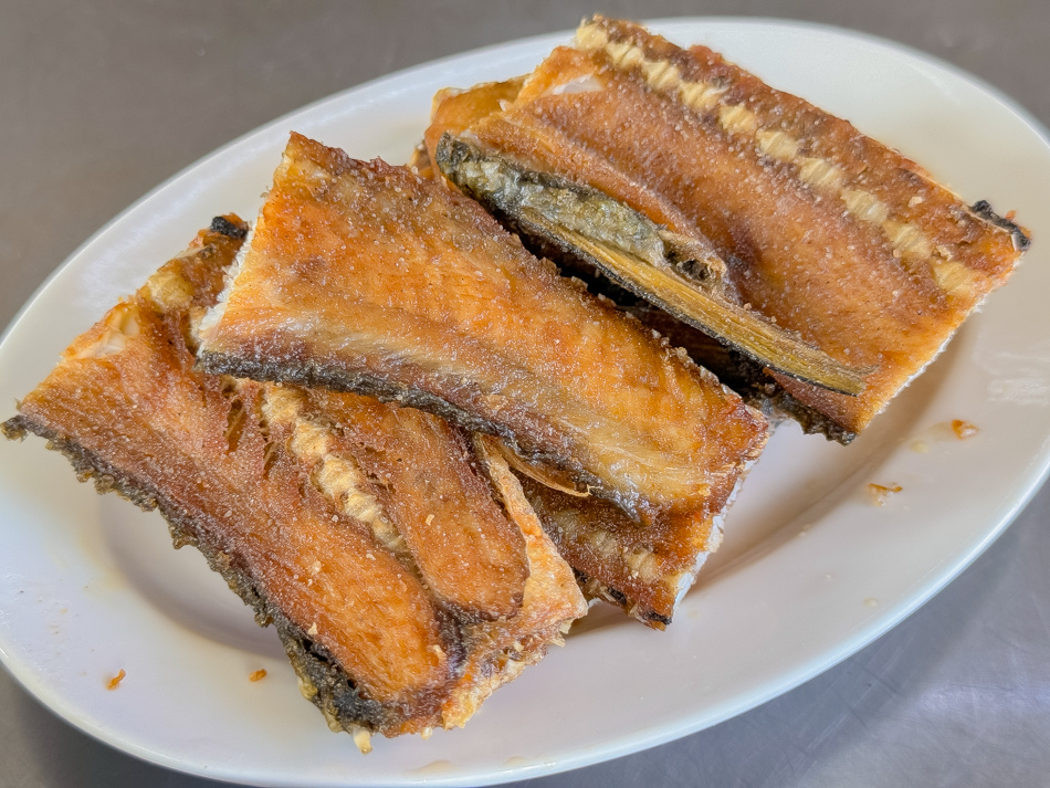鹽埕美食 - 阿忠虱目魚粗米粉煎魚骨 鹽埕美食 - 阿忠虱目魚粗米粉煎魚骨