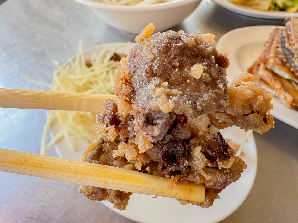 鹽埕美食 - 阿忠虱目魚粗米粉炸魚腸 鹽埕美食 - 阿忠虱目魚粗米粉炸魚腸