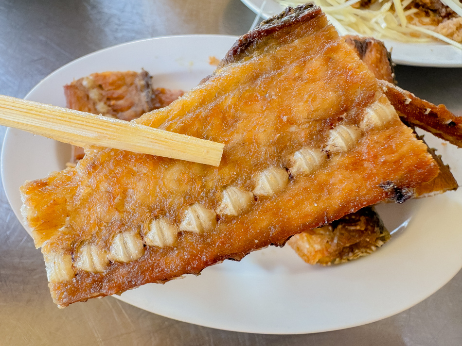鹽埕美食 - 阿忠虱目魚粗米粉煎魚骨 鹽埕美食 - 阿忠虱目魚粗米粉煎魚骨