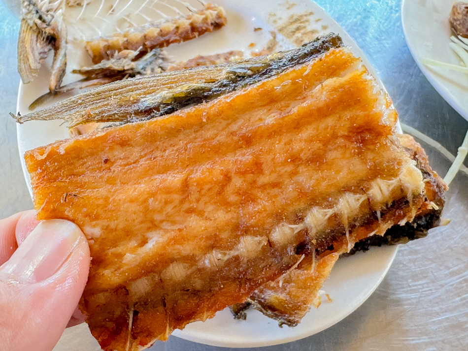 鹽埕美食 - 阿忠虱目魚粗米粉煎魚骨 鹽埕美食 - 阿忠虱目魚粗米粉煎魚骨