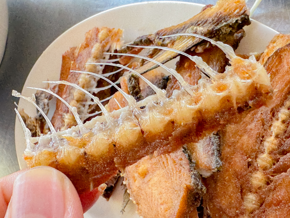 鹽埕美食 - 阿忠虱目魚粗米粉煎魚骨 鹽埕美食 - 阿忠虱目魚粗米粉煎魚骨