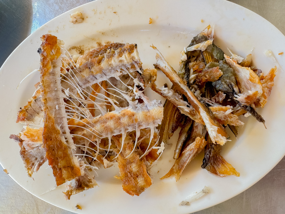 鹽埕美食 - 阿忠虱目魚粗米粉煎魚骨 鹽埕美食 - 阿忠虱目魚粗米粉煎魚骨