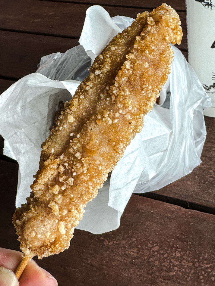 雞肉串展示，每串均精心醃製炸至金黃酥脆