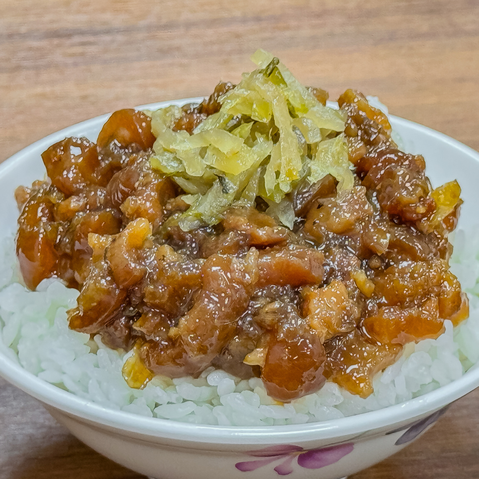 清溪小吃部肉燥飯細節展示，醬汁滲透每一粒米飯，散發濃郁家鄉味