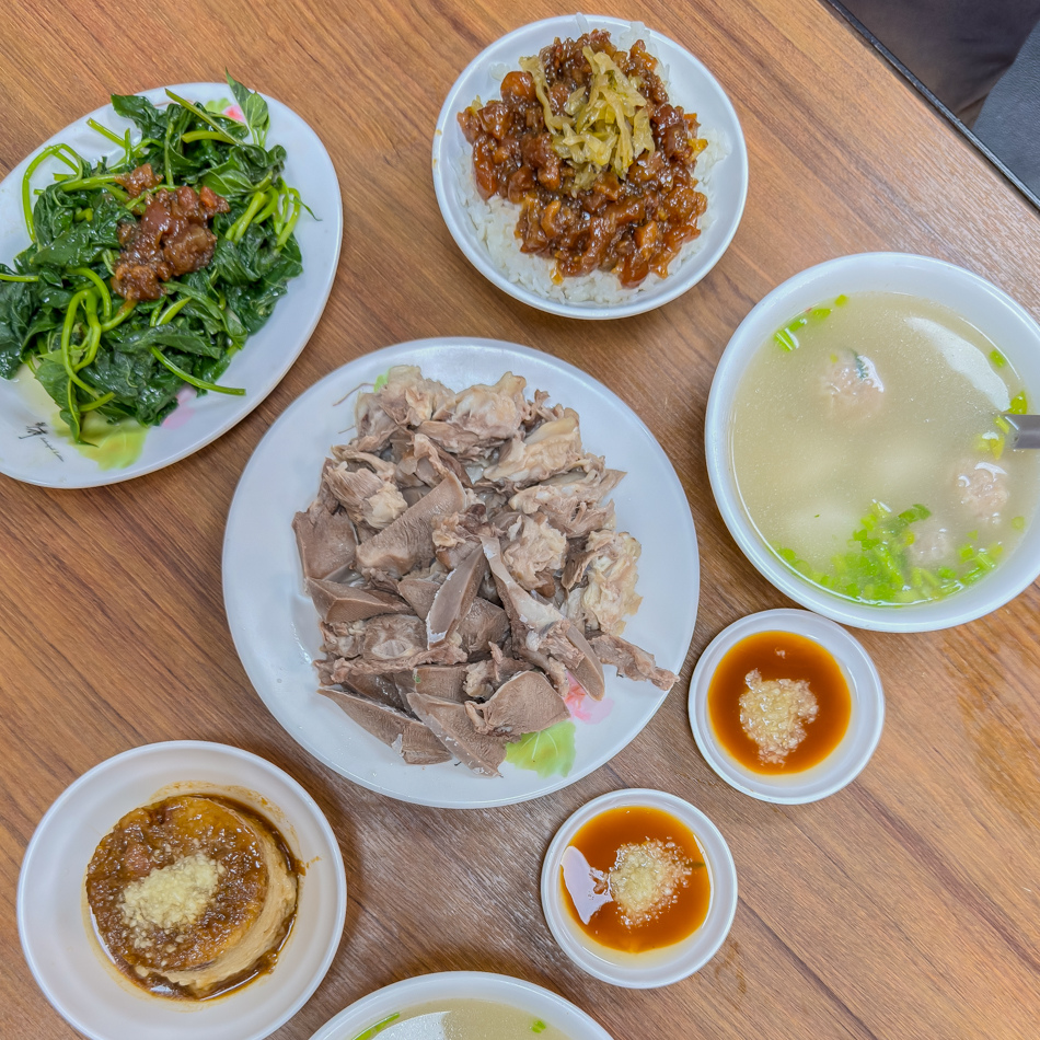 清溪小吃部經典餐點展示，呈現傳統風味
